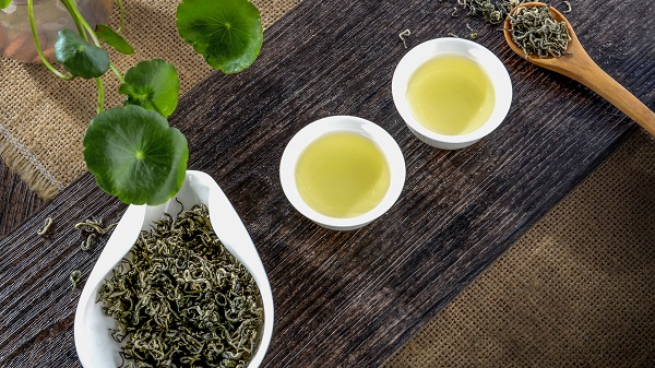 驚蟄春醒桃花開 黃鸝歌唱燕歸來