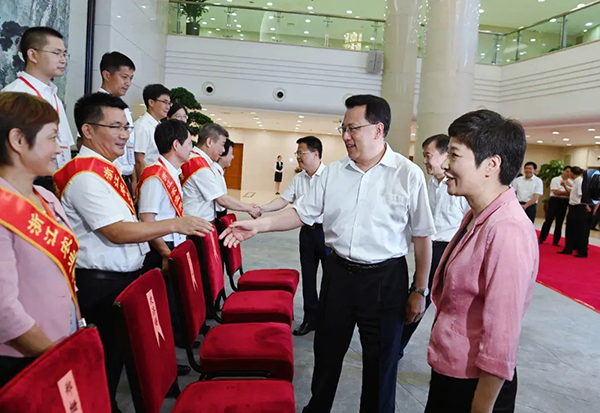 省委書記、省人大常委會主任袁家軍，省委副書記、省長鄭柵潔看望省農(nóng)業(yè)科技突出貢獻者和先進工作者