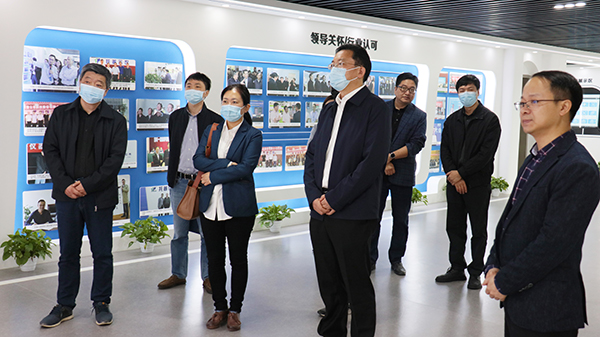 浙江省農(nóng)業(yè)科學院黨委委員、副院長楊華一行參觀托普云農(nóng)展廳