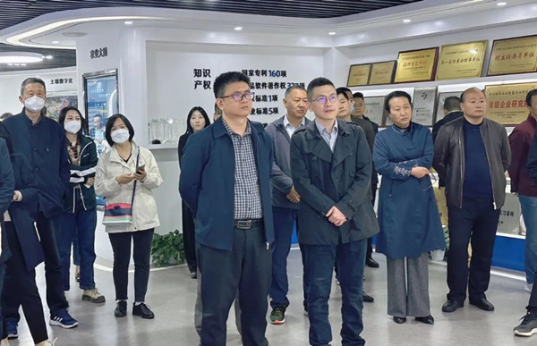 全國農技推廣服務中心節(jié)水農業(yè)技術處處長吳勇一行參觀托普云農數字三農展廳